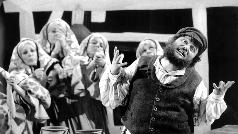 „Wenn ich einmal reich wär’“, singt Tewje (Ivan Rebroff). „Wenn ich einmal reich wär’“, singt Tewje (Ivan Rebroff).