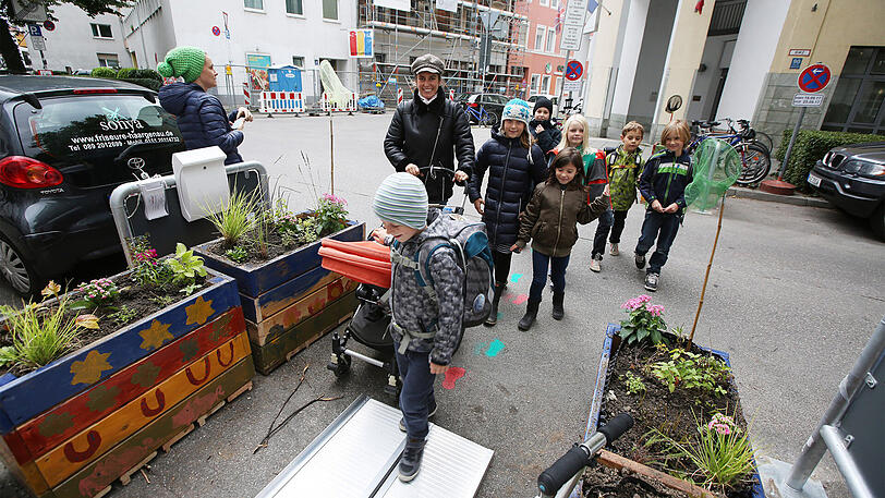 Sicher dank Pflanzkübeln: Schulkinder in der Baaderstraße.