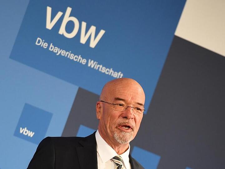 Wolfram Hatz spricht bei einem Festakt zur Amteinführung. Foto: Angelika Warmuth/dpa
