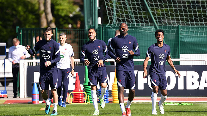 Lucas Hernández (l.), Corentin Tolisso (2.v.l.) und Kingsley Coman (r.) spielen alle für den FC Bayern.
