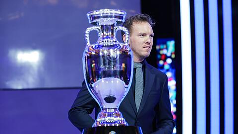 Bundestrainer Julian Nagelsmann mit dem EM-Pokal bei der Gruppenauslosung.