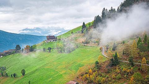 Nebel steigt über dem Dorf Terenten in Südtirol auf. Dort lebte Aaron E., dessen Tod viele Fragen aufwirft.
