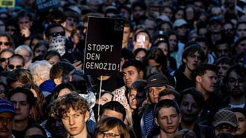 Demonstranten sprechen von einem "Genozid" an den Palästinensern, was die israelische Regierung strikt bestreitet.