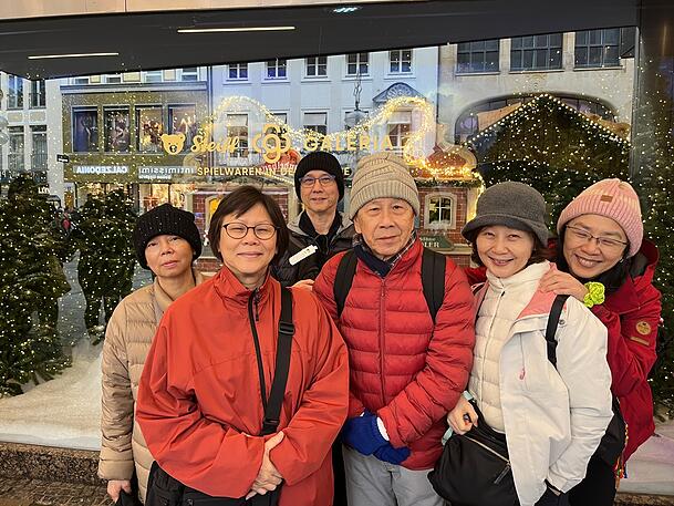 Erster Tag ihrer M&uuml;nchen-Reise: Familie Patricia aus Malaysia, (v.l) Jun, Juliana, Josef, Julian, Ann und Tan, kennt Steiff von daheim.