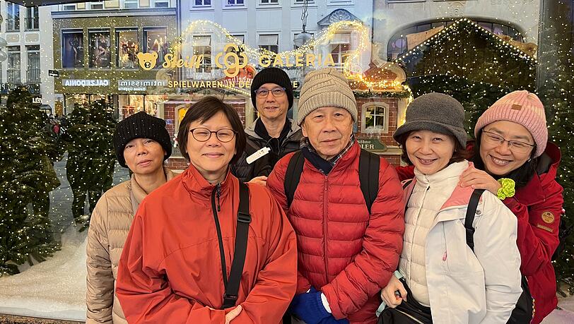 Erster Tag ihrer München-Reise: Familie Patricia aus Malaysia, (v.l) Jun, Juliana, Josef, Julian, Ann und Tan, kennt Steiff von daheim. Erster Tag ihrer München-Reise: Familie Patricia aus Malaysia, (v.l) Jun, Juliana, Josef, Julian, Ann und Tan, kennt Steiff von daheim.