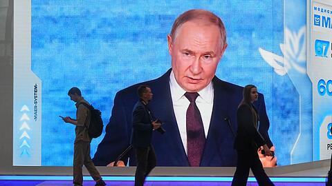 Kremlchef Wladimir Putin weist westliche Warnungen vor einem baldigen &Uuml;berfall Moskaus auf ein Nato-Land als Unsinn zur&uuml;ck.