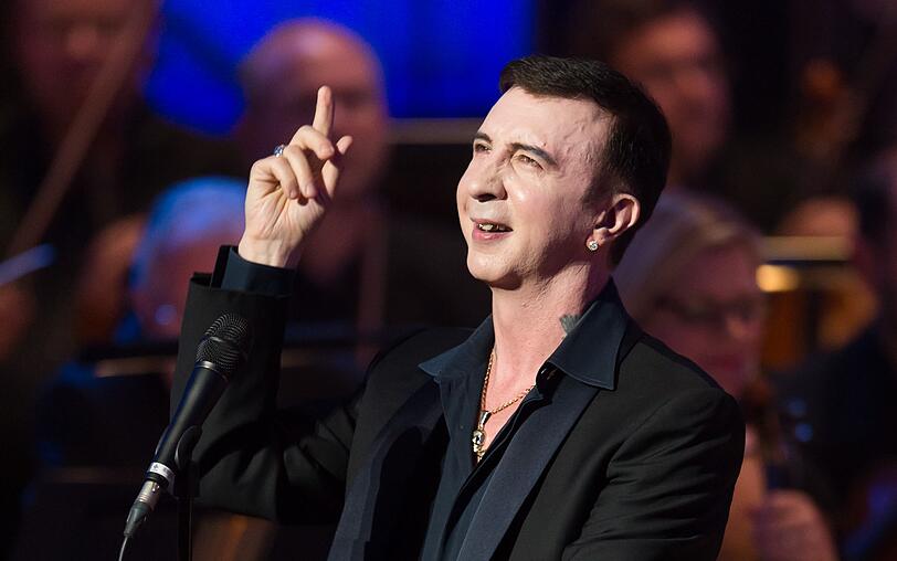 Marc Almond feiert eine letzte große Soft-Cell-Party: Nach dem Tod seines Bandkollegen David Ball im Jahr 2025 zieht Almond mit "Danceteria" einen Schlussstrich. Marc Almond feiert eine letzte große Soft-Cell-Party: Nach dem Tod seines Bandkollegen David Ball im Jahr 2025 zieht Almond mit "Danceteria" einen Schlussstrich.