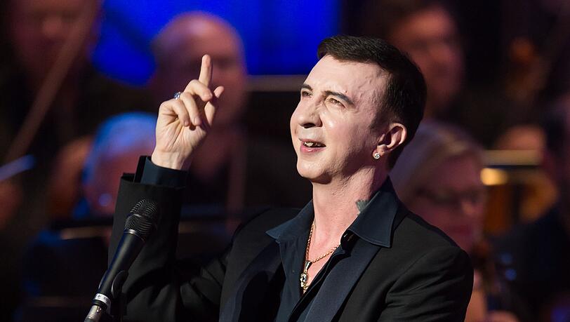 Marc Almond feiert eine letzte große Soft-Cell-Party: Nach dem Tod seines Bandkollegen David Ball im Jahr 2025 zieht Almond mit "Danceteria" einen Schlussstrich. Marc Almond feiert eine letzte große Soft-Cell-Party: Nach dem Tod seines Bandkollegen David Ball im Jahr 2025 zieht Almond mit "Danceteria" einen Schlussstrich.