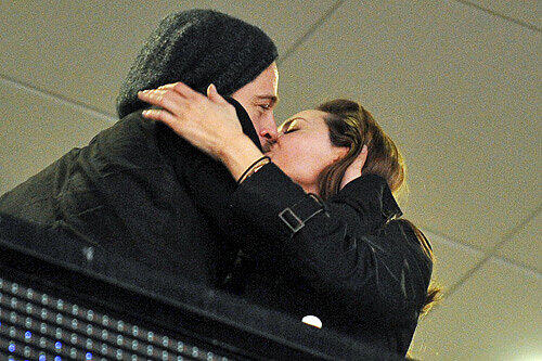 Entgegen aller Trennungsgerüchte: Angelina Jolie und Brad Pitt knutschend beim Super Bowl