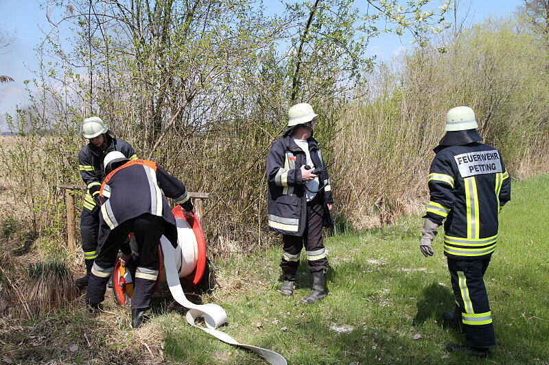 Mit einer Löschkette kämpften ein Feuerwehrmänner gegen die Feuerwalze, die sich durch das Schilf fraß.