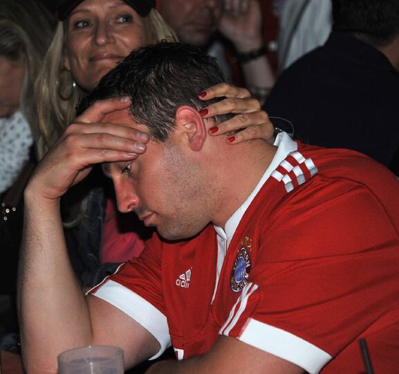 Ein Abend der emotionalen Achterbahnfahrt - mit dem brutalen Absturz aus einem ach so schönen Traum. So hofften, bangten, jubelten - und weinten die Fans des FC Bayern.