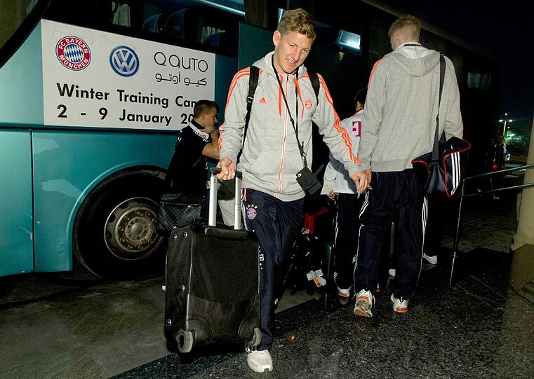 FC Bayern in Doha: Nach knapp sechsstündigem Flug kommen die Bayern-Spieler im noblen Hotel Grand Heritage an. Danach geht's gleich zum Training.