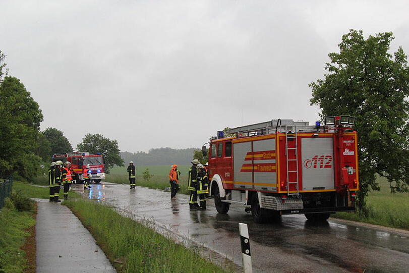 Einsatzkräfte an der Unfallstelle. An dem Audi ist ein Sachschaden von 35.000 Euro entstanden und der Fahrer ist seinen Führerschein erstmal los.