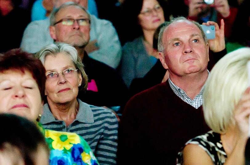 Susi und Uli Hoeneß bei einem Konzert in München: Die Frau des ehemaligen Bayern-Präsidenten spendet 10.000 Euro an Sternstunden.