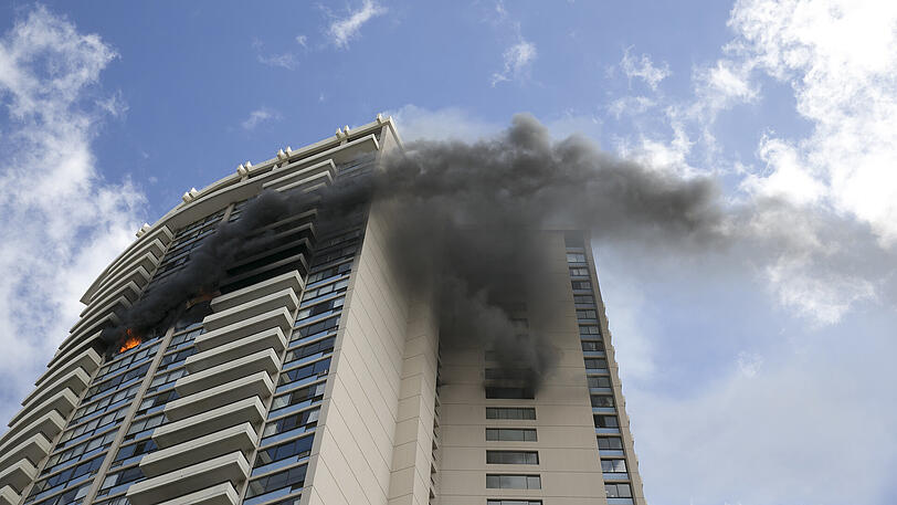 Rauch steigt aus dem Hochhaus in Honolulu auf Ohahu auf.