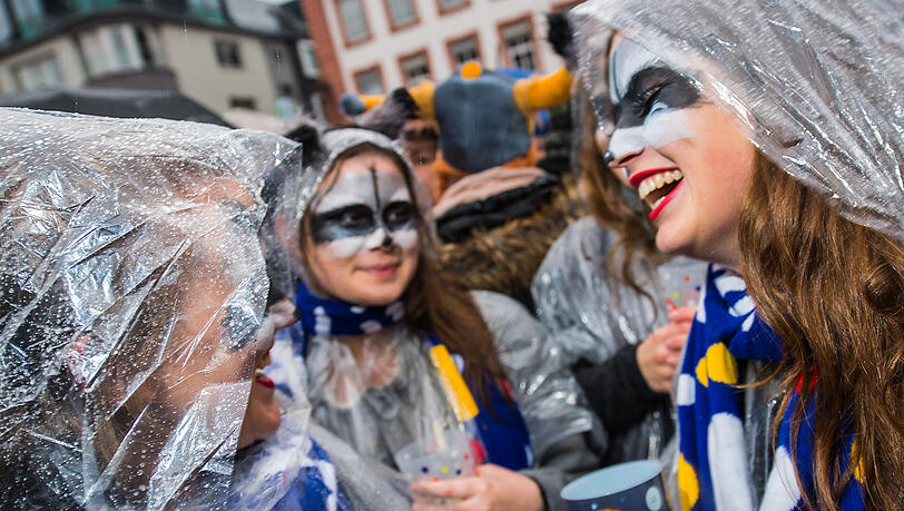 Feiern im Nieselregen - in den Karnevalhochburgen ist man schlechtes Wetter zum 11.11. gewohnt und lässt sich dadurch nicht die Laune verderben. Feiern im Nieselregen - in den Karnevalhochburgen ist man schlechtes Wetter zum 11.11. gewohnt und lässt sich dadurch nicht die Laune verderben.