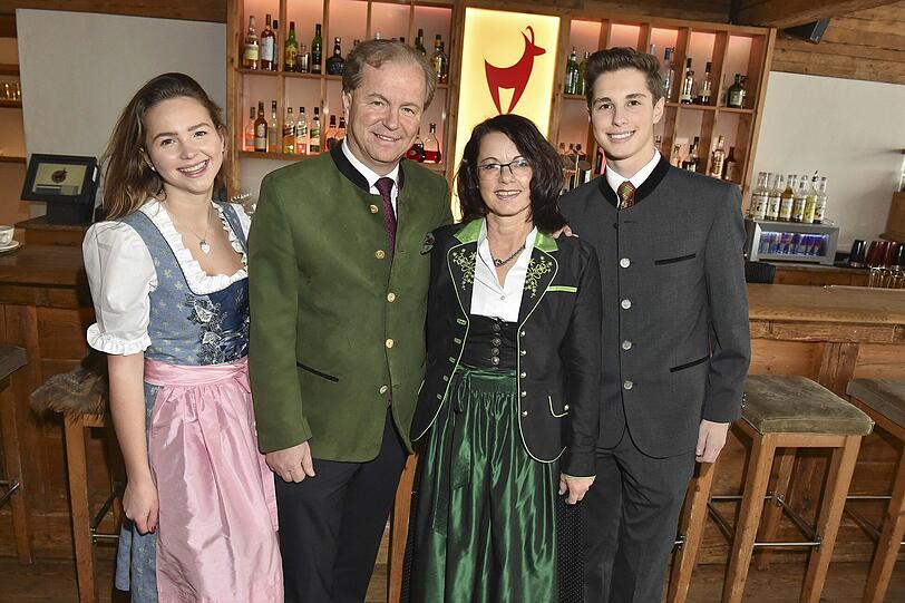 Gastgeber Johannes Mitterer (Direktor des "Kitzhof") feiert auch seinen 53. Geburtstag. Natürlich sind auch Frau Cornelia und die Kinder Lea Mitterer und Mathias Mitterer dabei.