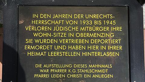 Unbekannte hatten auf die Tafel ein "SS"-Zeichen in weiß gepinselt.
