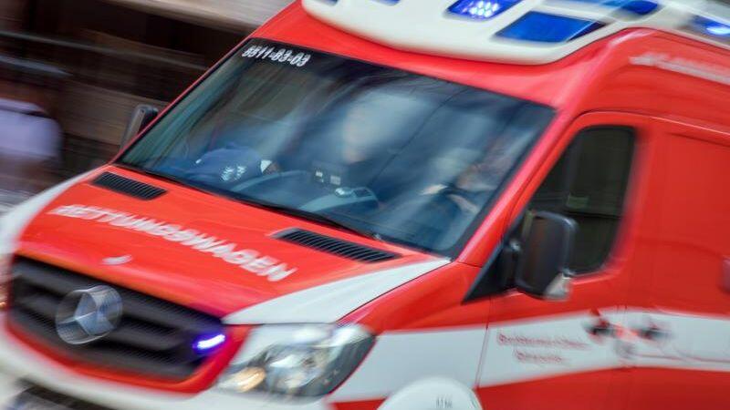 Ein Rettungswagen fährt mit Blaulicht zu einem Einsatz. Foto: Jens Büttner/Archiv