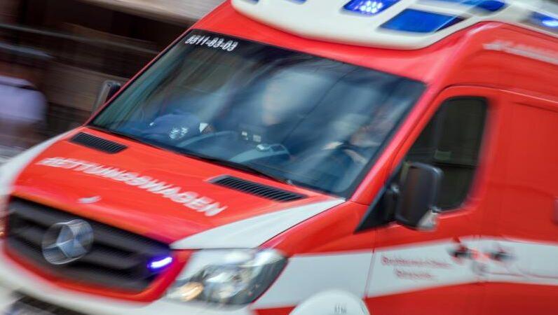 Ein Rettungswagen fährt mit Blaulicht zu einem Einsatz. Foto: Jens Büttner/Archiv Ein Rettungswagen fährt mit Blaulicht zu einem Einsatz. Foto: Jens Büttner/Archiv