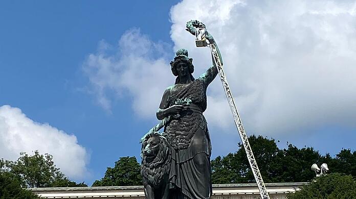 Ein Krankorb über dem Kopf der Bavaria. Die Feuerwehr ist nun für einen Notfall auf der Aussichtsplattform gerüstet.