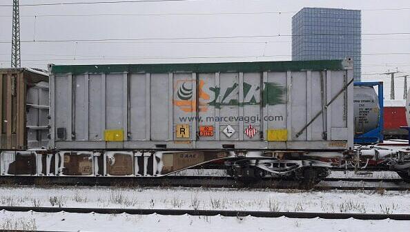 Aus diesem Container des Güterszugs lief durch zwei Risse im Metall eine unbekannte Flüssigkeit aus.