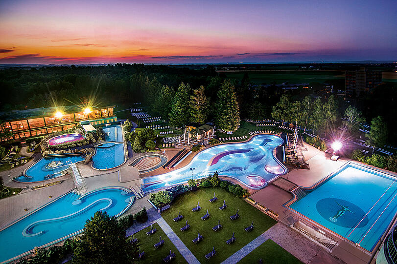 Die Johannesbad Therme am Abend - diese Therme ist Deutschlands größte Heiltherme und zählt zu den größten Thermen der Welt.
