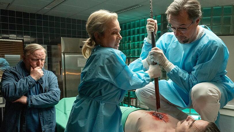 Axel Prahl, Christine Urspruch und Jan Josef Liefers (v.l.n.r.) in "Tatort: Man stirbt nur zweimal".