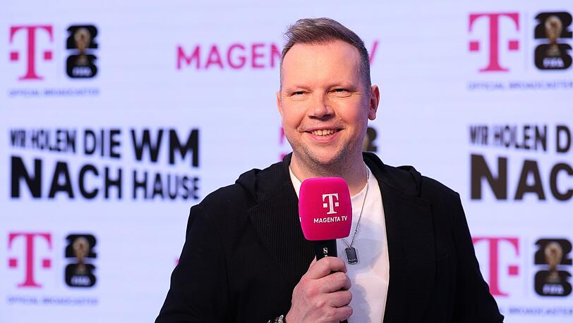 Wolff-Christoph Fuss ist als Fußballkommentator eine der bekanntesten Stimmen der Sportwelt. Wolff-Christoph Fuss ist als Fußballkommentator eine der bekanntesten Stimmen der Sportwelt.
