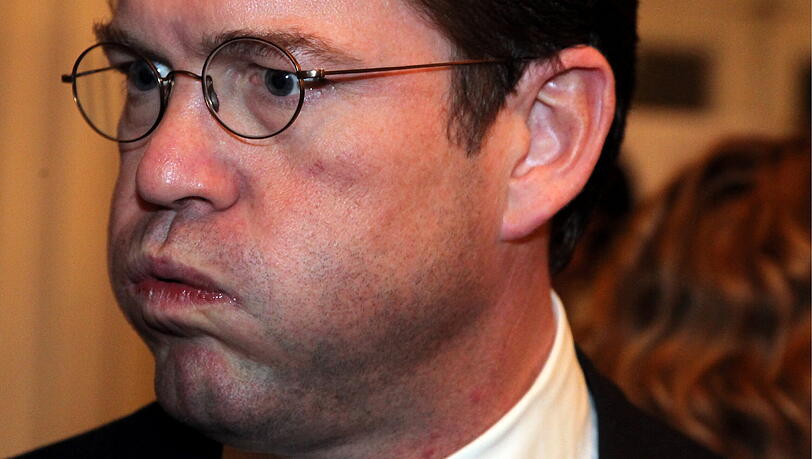 Verteidigungsminister Karl-Theodor zu Guttenberg: Ist seine Doktorarbeit ein Plagiat? Verteidigungsminister Karl-Theodor zu Guttenberg: Ist seine Doktorarbeit ein Plagiat?