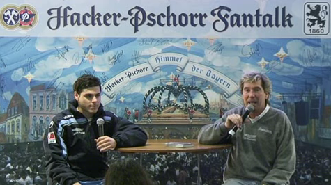 Nach dem 2:1-Sieg gegen Fortuna Düsseldorf: Kevin Volland mit Stadionsprecher Stefan Schneider im Hacker Pschorr Fantalk.