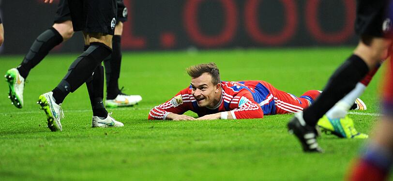 Shaqiri liegt lachend am Boden
