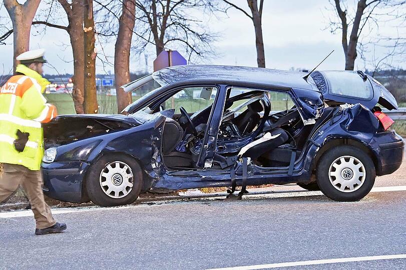 In Kirchheim rammte ein Audi A6 einen abbiegenden VW Golf, dabei wurde der Golf-Fahrer schwer verletzt.