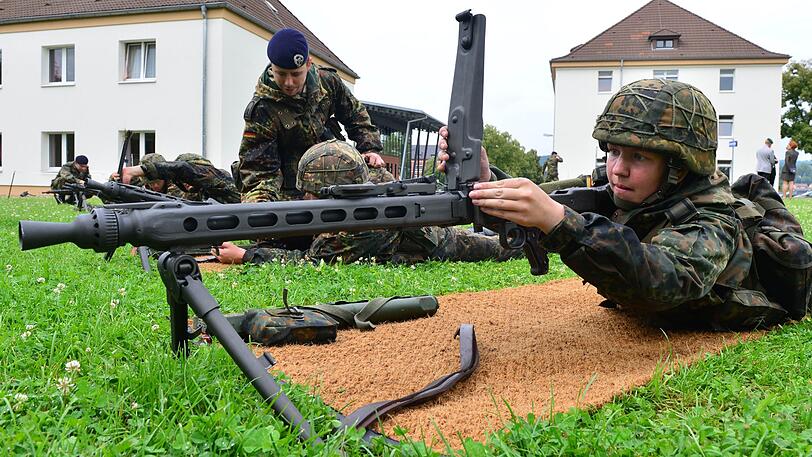 Soldaten trainieren bei der MG3 Ausbildung in Sondershausen (Thüringen) im Feldwebel- und Unteroffiziersanwärter-Bataillon 1 in der Karl-Günther-Kaserne das Zusammensetzen des Maschinengewehrs.