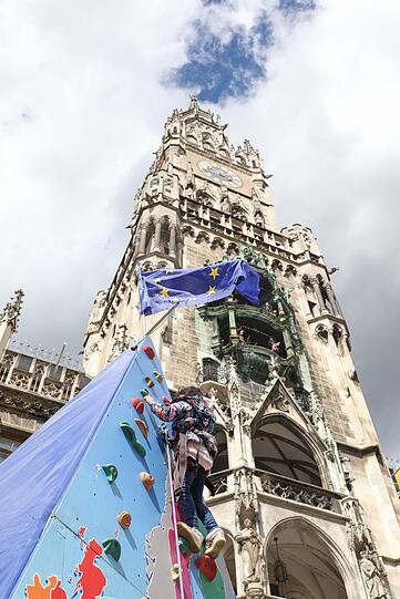 Hoch hinaus ging es beim Europatag auf dem Marienplatz in München, nicht nur an der Kletterwand. Auch die Zahl der teilnehmenden Akteure übertraf sämtliche Erwartungen.