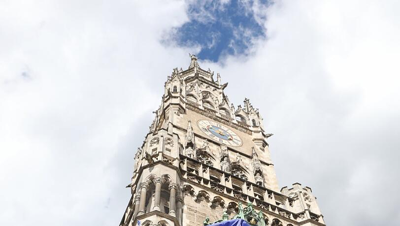 Hoch hinaus ging es beim Europatag auf dem Marienplatz in München, nicht nur an der Kletterwand. Auch die Zahl der teilnehmenden Akteure übertraf sämtliche Erwartungen. Hoch hinaus ging es beim Europatag auf dem Marienplatz in München, nicht nur an der Kletterwand. Auch die Zahl der teilnehmenden Akteure übertraf sämtliche Erwartungen.