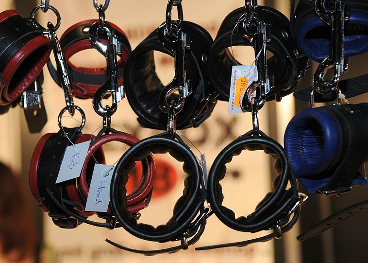 Sex-Toys für jeden Geschmack auf der Erotikmesse "Eros und Amore" in München.