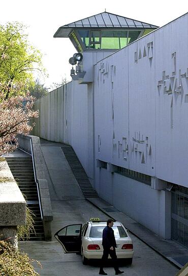 Ein Wachturm und die Außenmauer des Gefängnises.