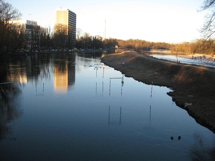 Die Isar in der Dämmerung. Gebadet wird hier um diese Jahreszeit noch nicht.