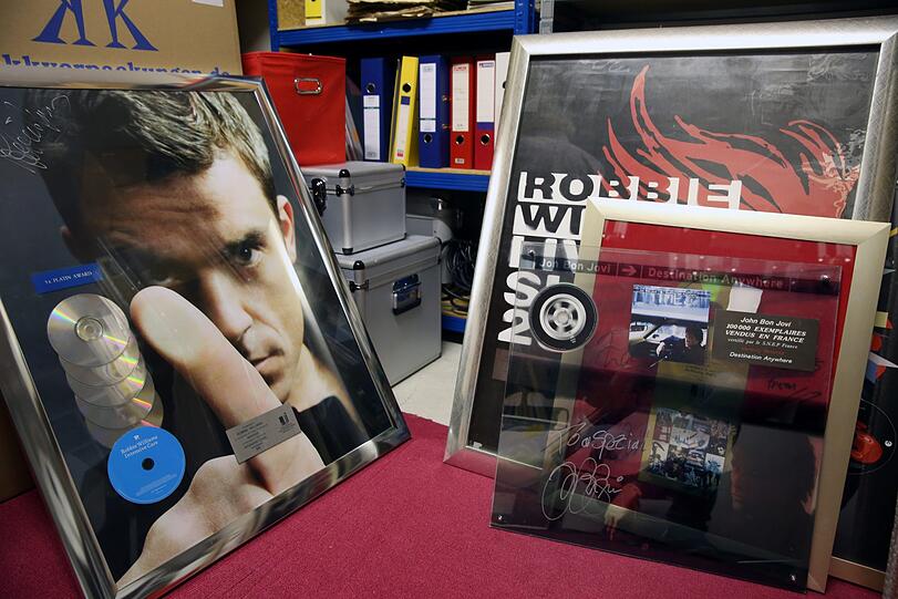 Was für ein Fundus im Museums-Depot: Goldene CDs von Robbie Williams, Bon Jovi und vielen anderen.