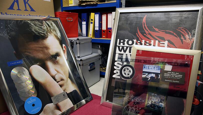 Was für ein Fundus im Museums-Depot: Goldene CDs von Robbie Williams, Bon Jovi und vielen anderen. Was für ein Fundus im Museums-Depot: Goldene CDs von Robbie Williams, Bon Jovi und vielen anderen.