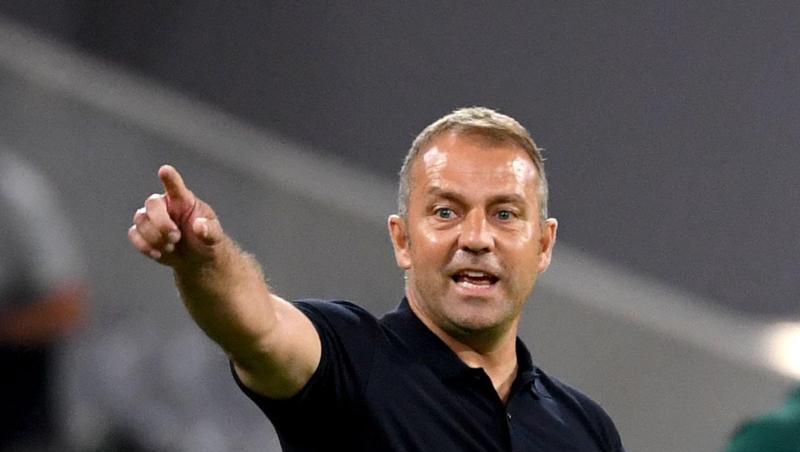 Münchens Trainer Hansi Flick gestikuliert am Spielfeldrand.