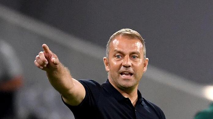 Münchens Trainer Hansi Flick gestikuliert am Spielfeldrand.