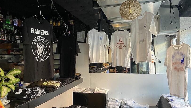 Individuelle T-Shirts, Mützen und sogar Socken haben Münchner Bars gestaltet. Das Sortiment wird laufend ergänzt. Individuelle T-Shirts, Mützen und sogar Socken haben Münchner Bars gestaltet. Das Sortiment wird laufend ergänzt.
