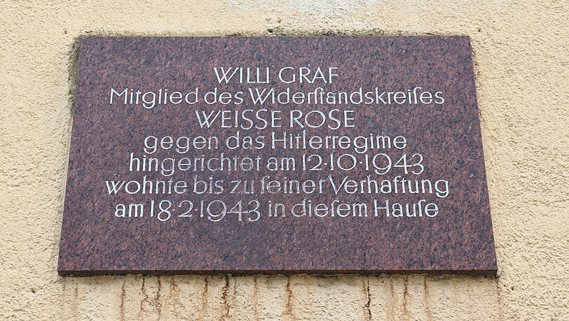 Erinnerungsort: Willi Graf lebte bis zu seiner Hinrichtung in der Mandlstraße 28 in Altschwabing und auch Sophie Scholl hatte hier kurzzeitig Quartier bezogen. Erinnerungsort: Willi Graf lebte bis zu seiner Hinrichtung in der Mandlstraße 28 in Altschwabing und auch Sophie Scholl hatte hier kurzzeitig Quartier bezogen.