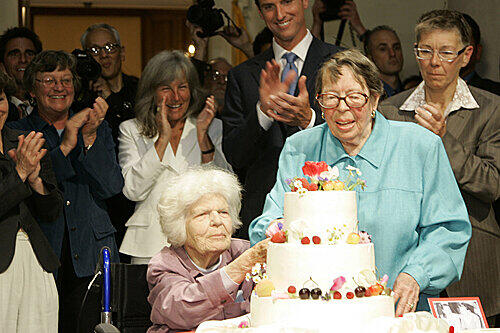 freun sich über ihre Hochzeit: Del Martin (87, l.) und Phyllis Lyon (83).