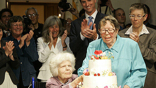 freun sich über ihre Hochzeit: Del Martin (87, l.) und Phyllis Lyon (83). freun sich über ihre Hochzeit: Del Martin (87, l.) und Phyllis Lyon (83).