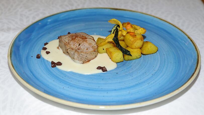 Vierter Gang: Entrecôte vom Kalb mit Rosmarin-Röstkartoffeln, Pecorinosauce und Schokoladensplittern. Vierter Gang: Entrecôte vom Kalb mit Rosmarin-Röstkartoffeln, Pecorinosauce und Schokoladensplittern.