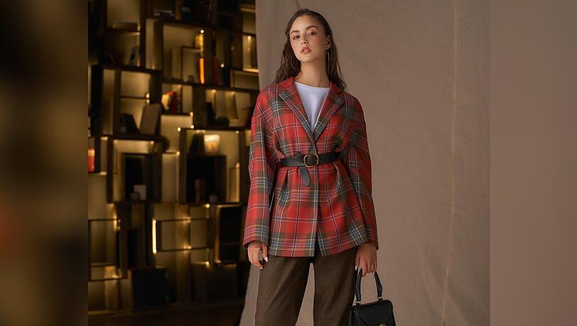 Ein Accessoire mit großem Effekt: Ein Taillengürtel macht sich perfekt zum weit geschnittenen Oversize-Blazer. Ein Accessoire mit großem Effekt: Ein Taillengürtel macht sich perfekt zum weit geschnittenen Oversize-Blazer.