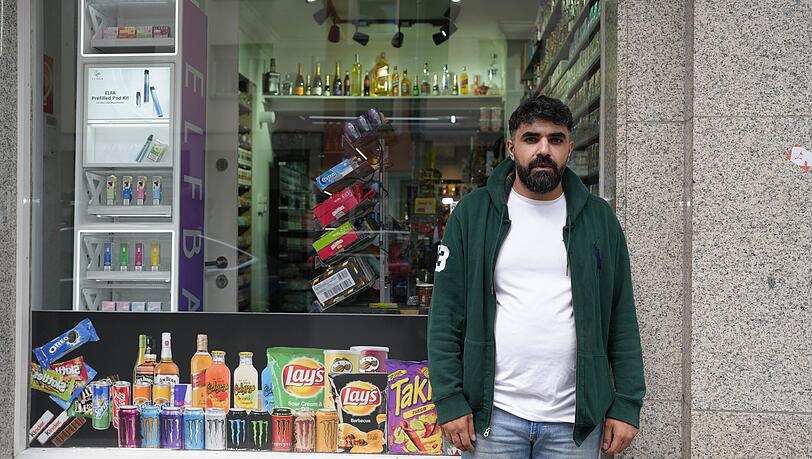 Shivan Beseh betreibt seit ein paar Monaten an der Schellingstraße einen Kiosk. Doch nun fürchtet er um seine Existenz. Denn bald darf er nach 22 Uhr kein Bier mehr verkaufen.